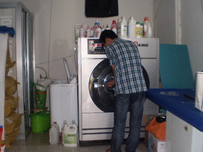 大学生做干洗店 赚人生第一桶金