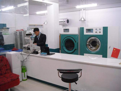 立志开干洗店改变自我，山东农村青年不远千里来上海美国ＵＣＣ总部学习干洗技术！