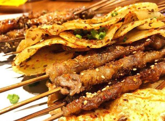 河南开家烧烤店一年赚多少钱？年利润24万5招赚钱秘诀