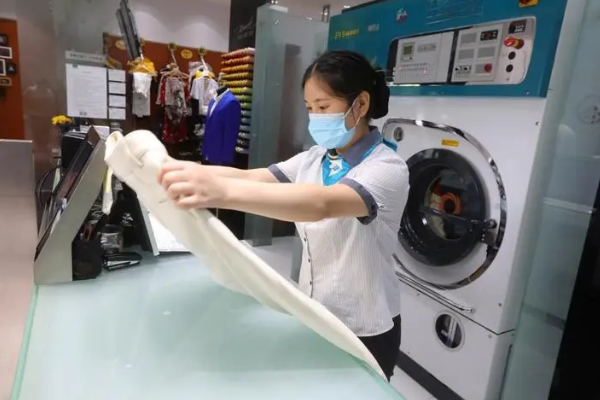 如何通过高效的营销策略提升洁衣坊洗衣店的业绩?